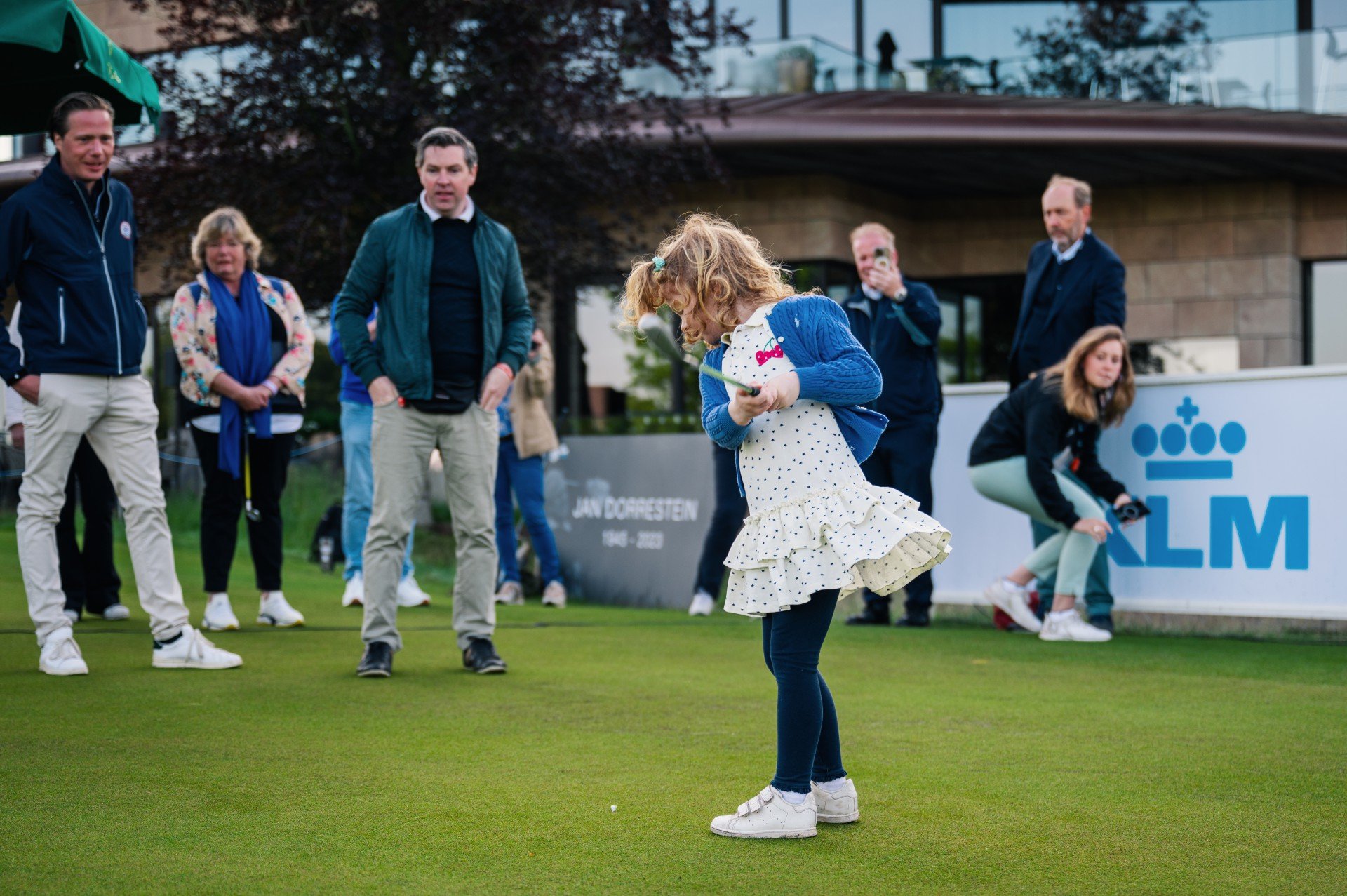 Nola (5) eert overleden opa Dorrestein met eerste afslag op KLM Open